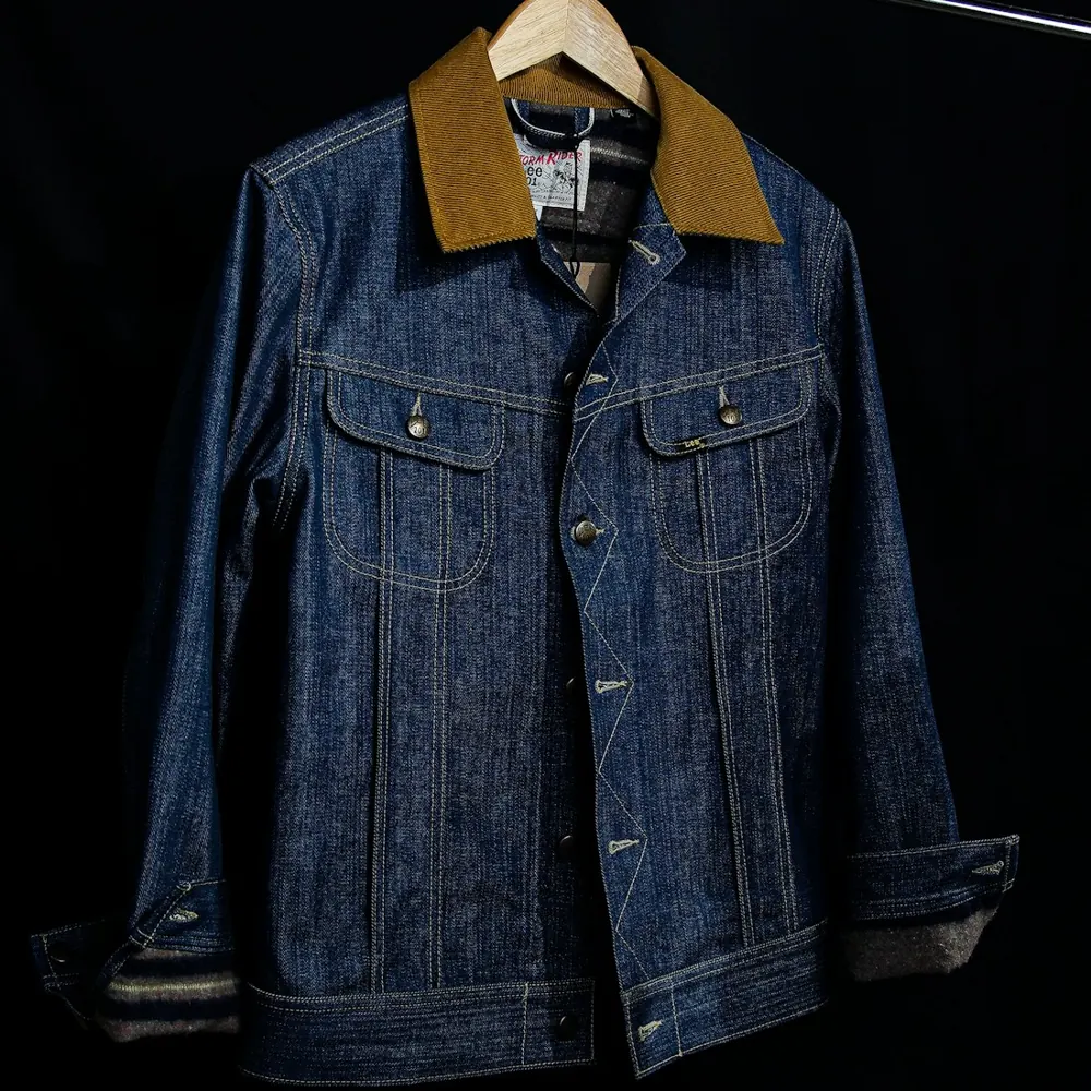 Preloved Levi's Sherpa Collar Trucker Jacket Rigid Indigo L — front view